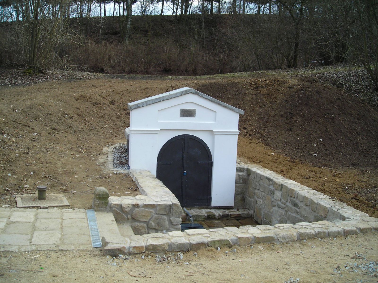 Studánka na Skalce je opravená. Přibude i původní socha