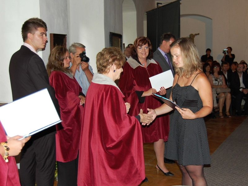 /uws_images/firmy/083199/clanky/studenti-prevzali-na-rostejne-diplomy/000001_h.JPG