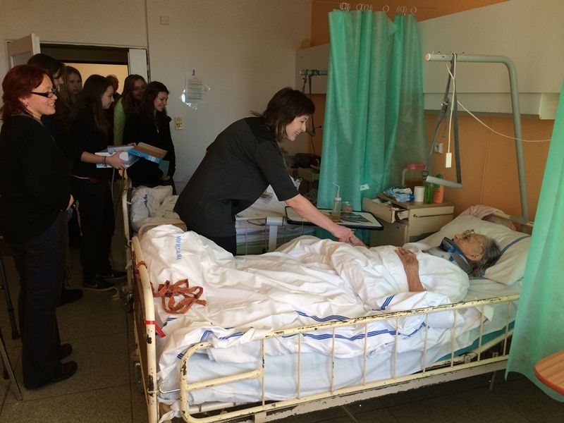 Studenti telčského gymnázia rozptýlili pacienty v Jihlavě