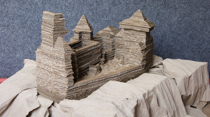 obrázek: Studenti z Havlíčkova Brodu a Jihlavy postavili zříceninu hradu Lipnice nad Sázavou z vlnité lepenky