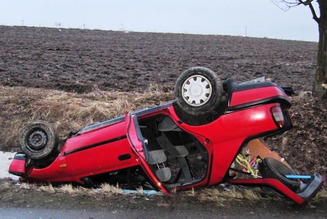 Tragická nehoda na Jihlavsku, havarovala i sanitka