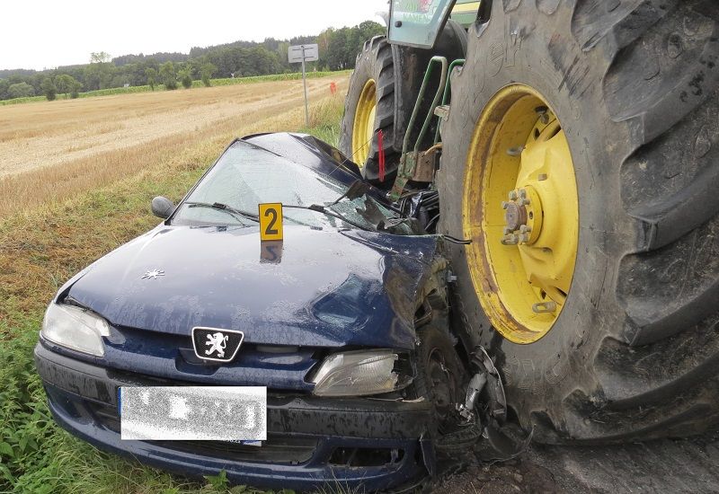 Traktor na Havlíčkobrodsku zdemoloval osobní auto