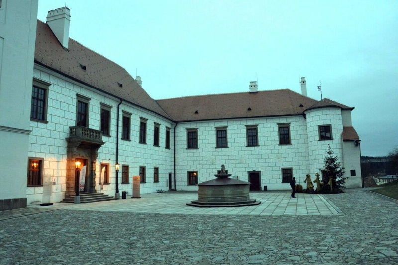 obrázek: Třebíčská zámecká konírna hostí výtvarníky z Vysočiny