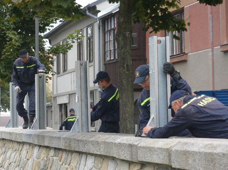 Třebíčští hasiči stavěli protipovodňové zábrany