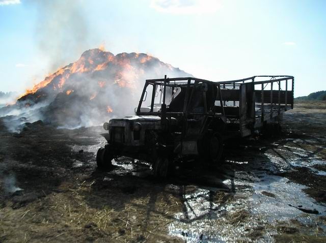 U Březí hořel stoh i zemědělská technika