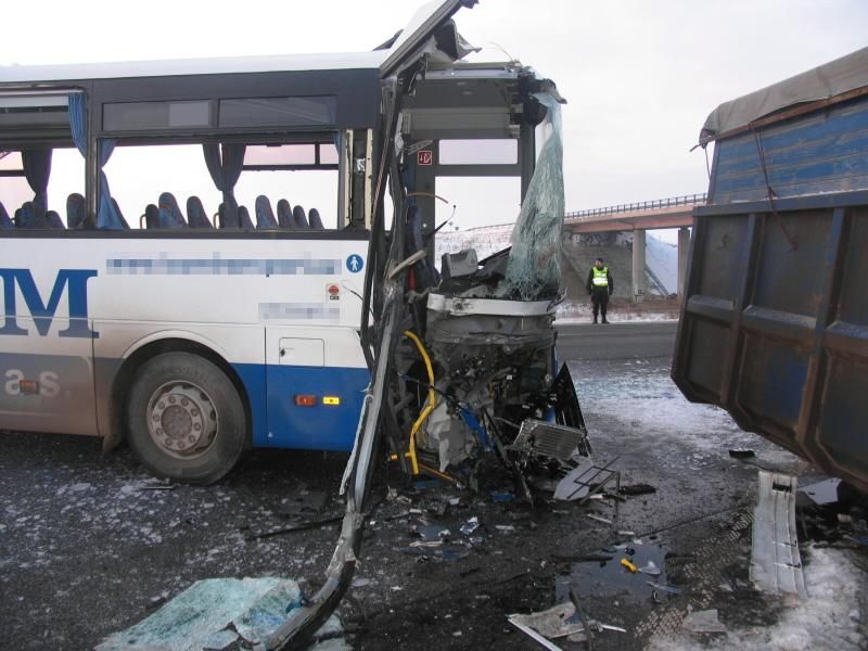 U Jihlavy se střetlo nákladní auto s autobusem