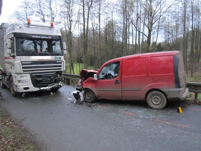 U nehody nedaleko Pacova zasahoval vrtulník