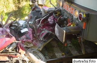 obrázek: U Třeště se srazil vlak s autem, dva lidé se zranili