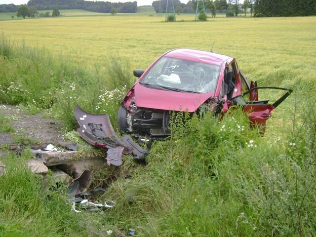 U Věže havarovalo auto, hasiči museli vyprošťovat řidiče