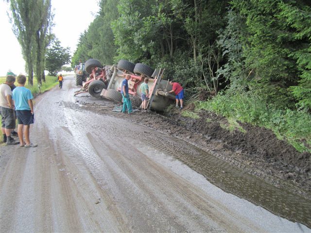 U Věžnice na Jihlavsku havaroval traktor s cisternou