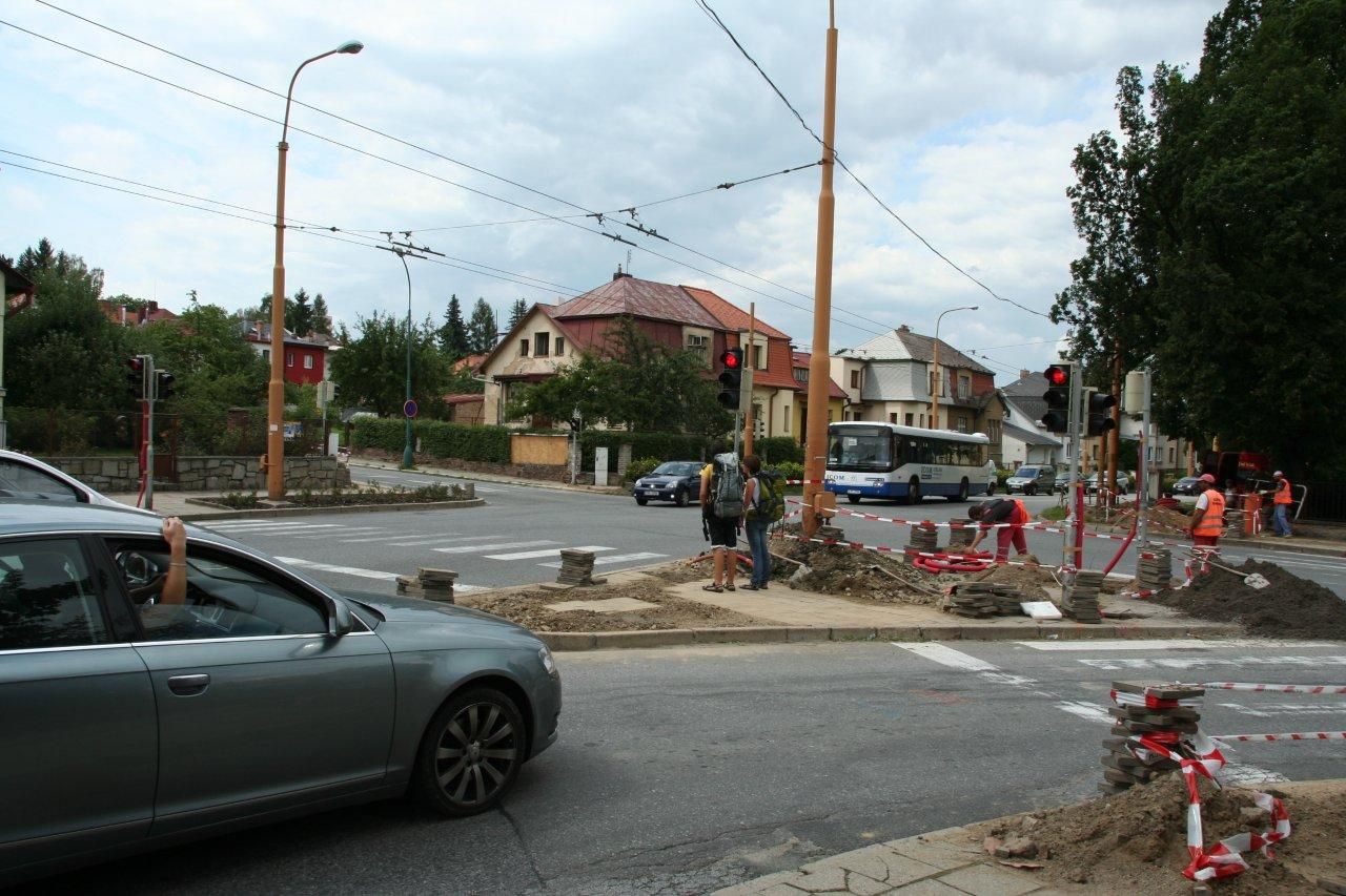 Úprava křižovatky Jiráskovy a Frizovy ulice v Jihlavě bez uzavírek