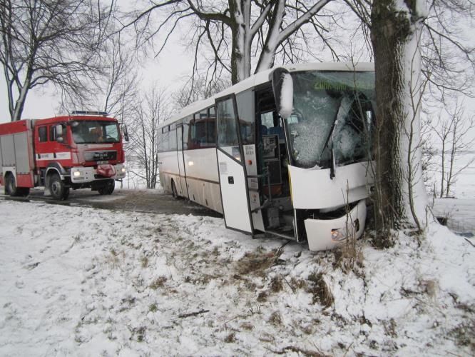 obrázek: Úterý na Vysočině - havarovaný autobus, popadané stromy