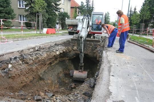 Uzavírka Hamerníkovy ulice v Jihlavě pokračuje