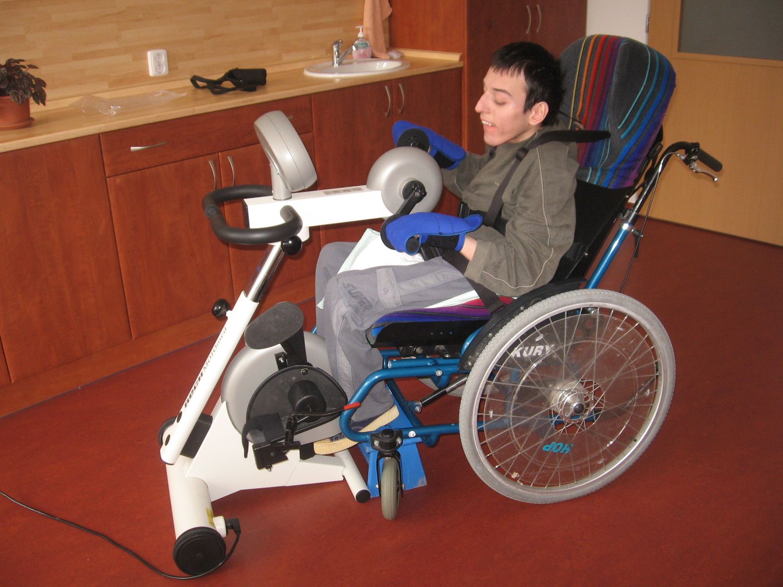 Uživatelé velkomeziříčského stacionáře trénují s motomedem