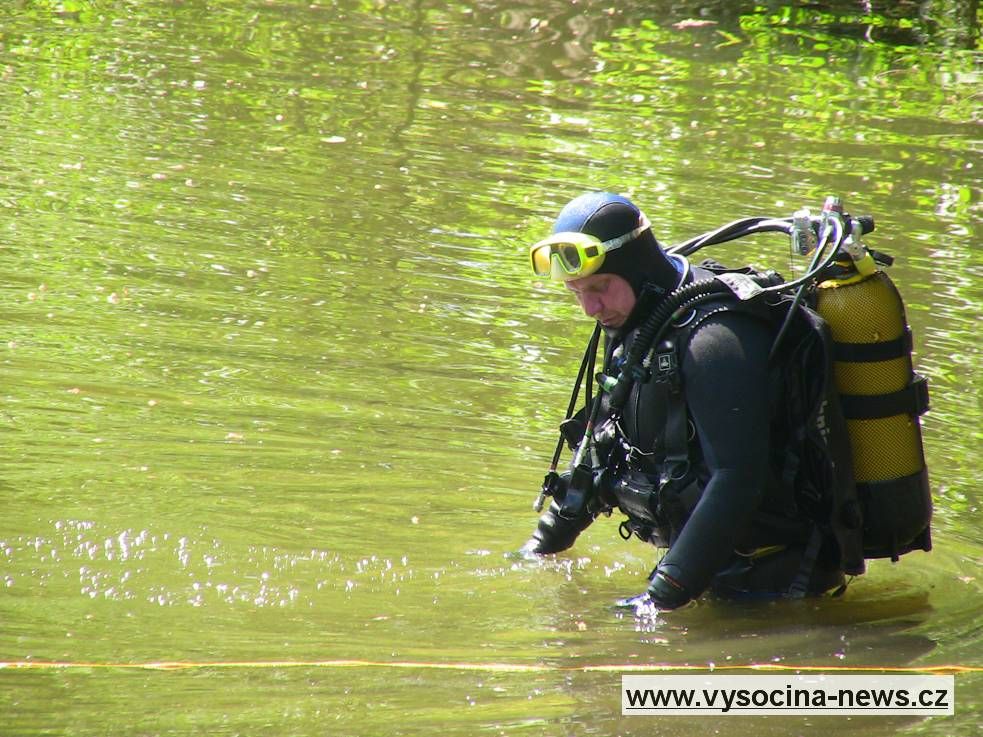 V Brodě dnes pátrali policisté v rybnících