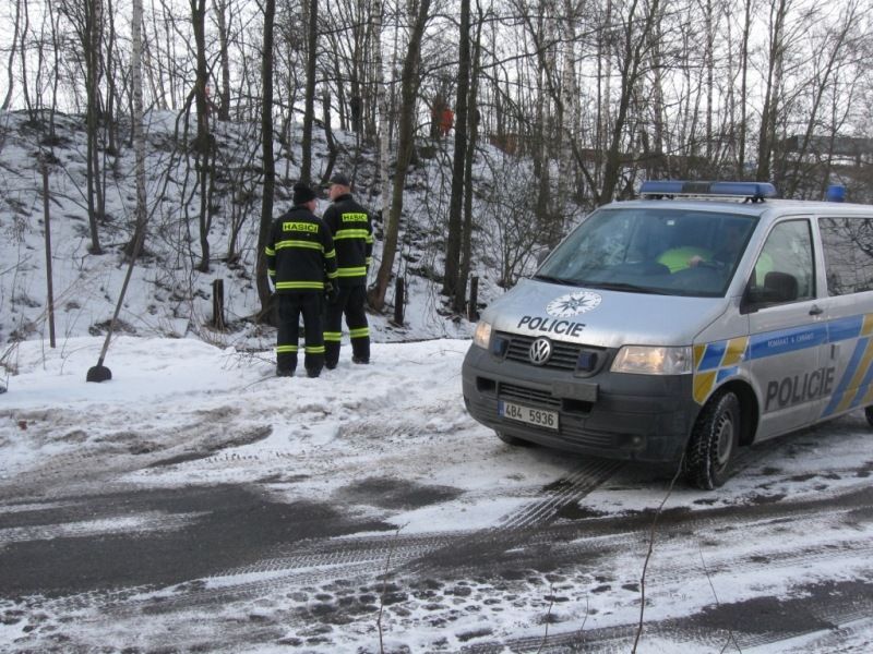 obrázek: V Brodě loví auto z řeky
