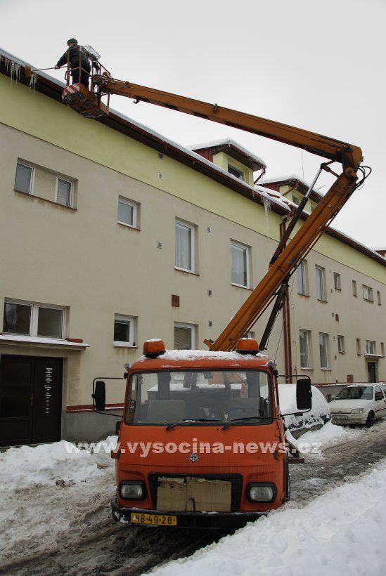 V Brodě odsekávali rampouchy