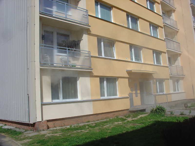 V Brodě v úterý hořelo v panelovém domě