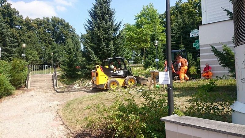 obrázek: V brodské nemocnici opravují chodníky