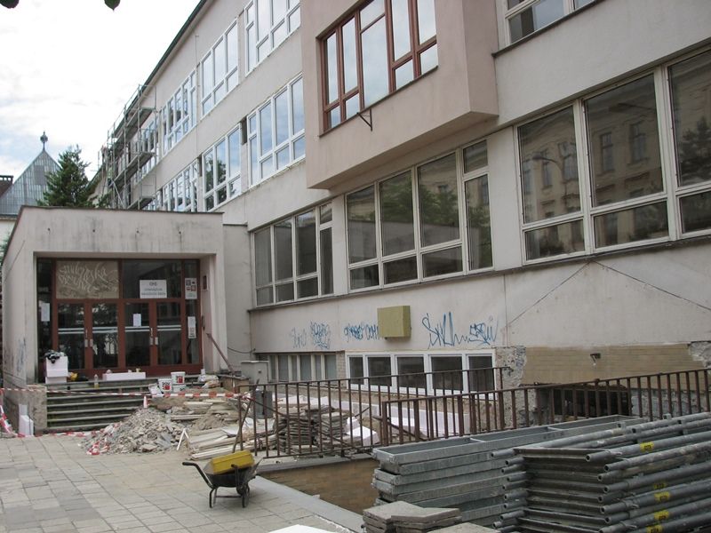 V brodském gymnáziu se o prázdninách čile pracuje