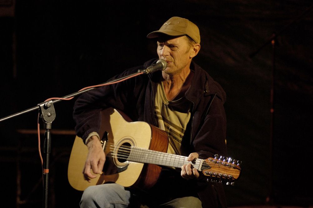 V Bystřici vesele: komedie Koně a koncert Jiřího Schmitzera