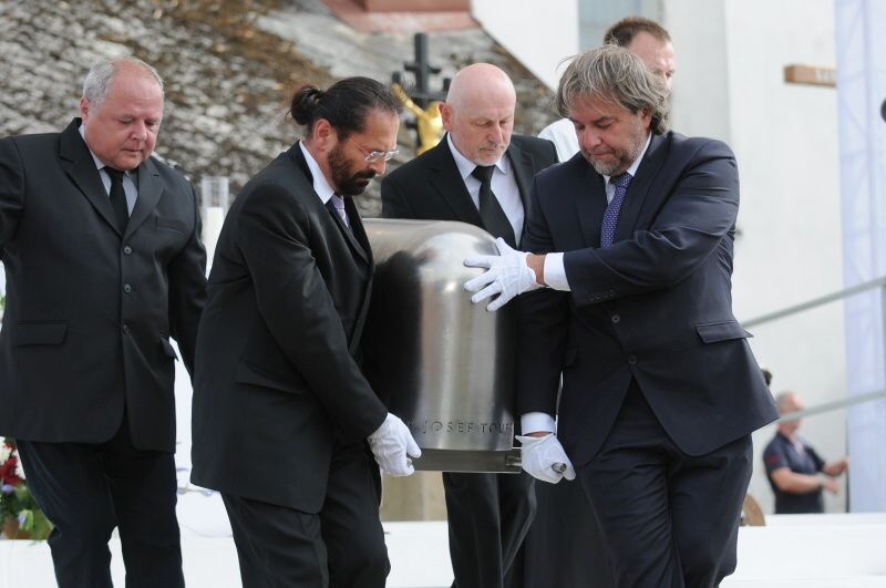 V Číhošti byl po 65 letech pohřben farář Toufar