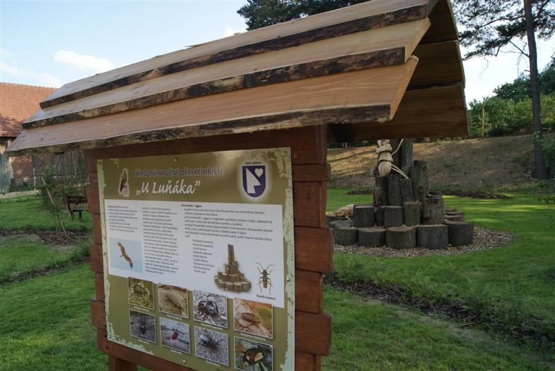 V Dědicích otevřeli přírodní naučné dětské hřiště U Luňáka