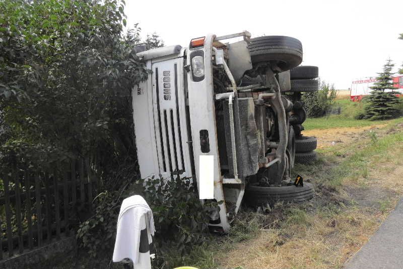 V Dlouhé Brtnici havarovalo nákladní auto s pískem