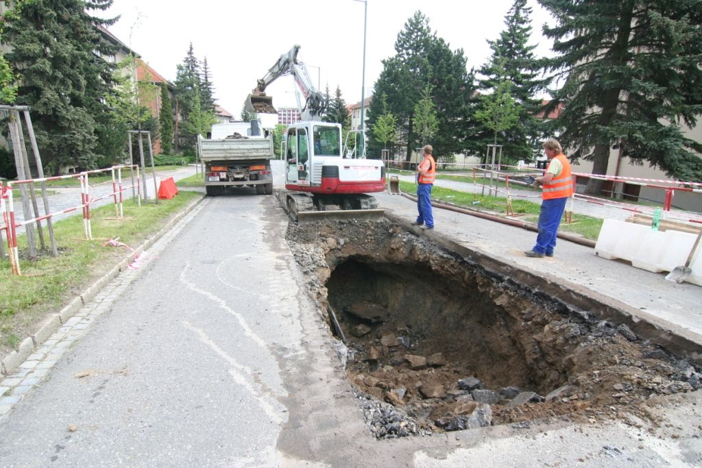 V Hamerníkově ulici v Jihlavě se propadla kanalizace