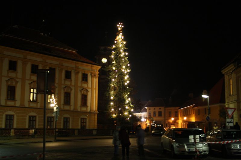 V Jaroměřicích nad Rokytnou rozsvítili vánoční smrk