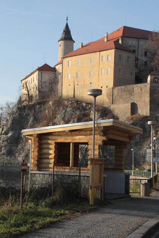 V Ledči mají novou srubovou čekárnu