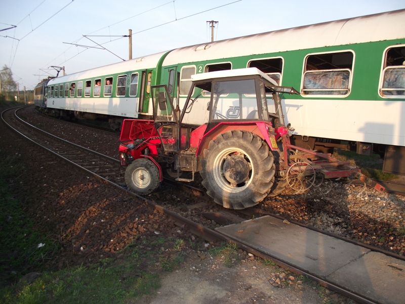 V Leštině u Světlé se střetl traktor s osobním vlakem