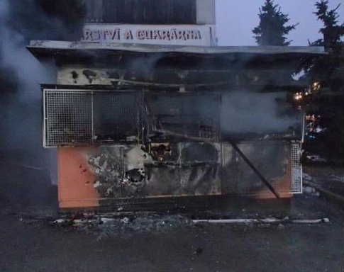 obrázek: V Moravských Budějovicích hořel po výbuchu novinový stánek