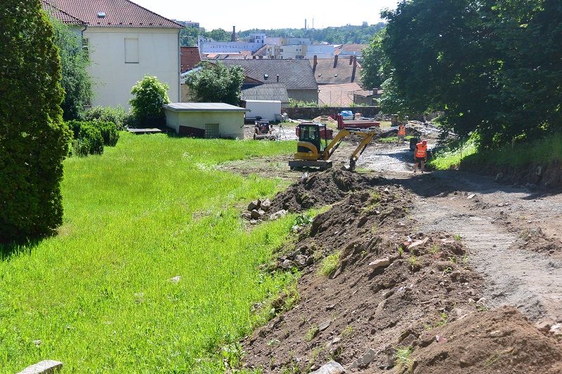 V Třebíči začaly opravy zámecké ledárny a příkopu