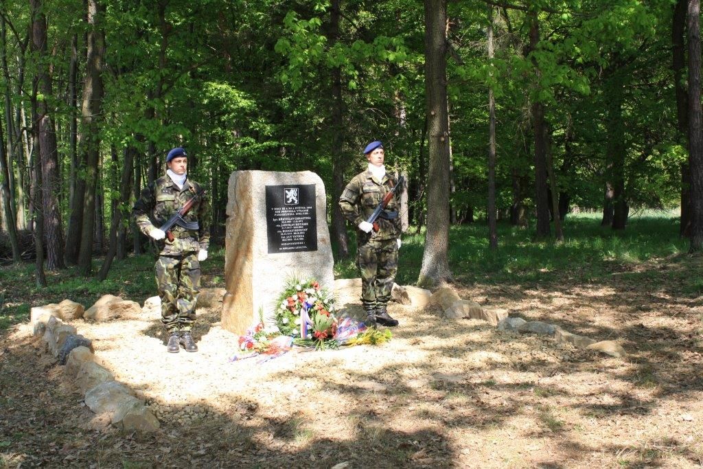 V úterý uctí památku parašutistů v Kramolíně