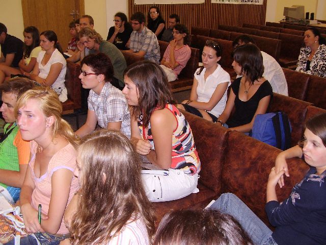 Václav Moravec besedoval se studenty žurnalistické školy