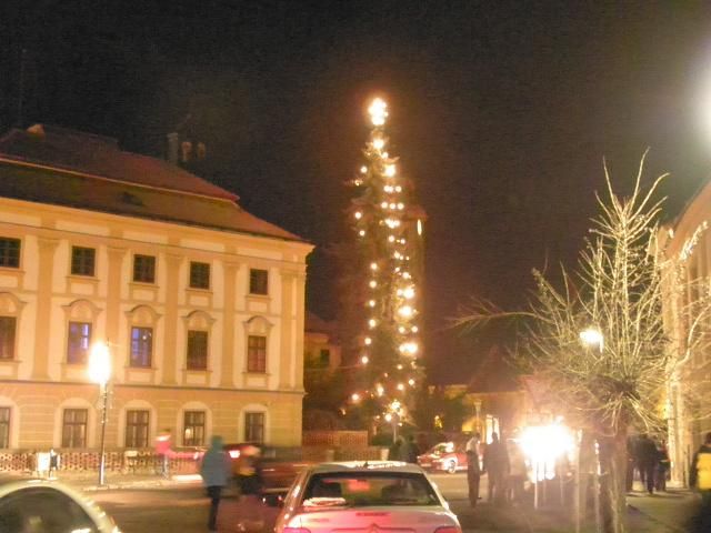Vánoční strom v Jaroměřicích nad Rokytnou už také svítí