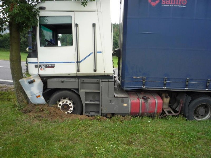 Ve Velkém Meziříčí zastavil kamion o strom
