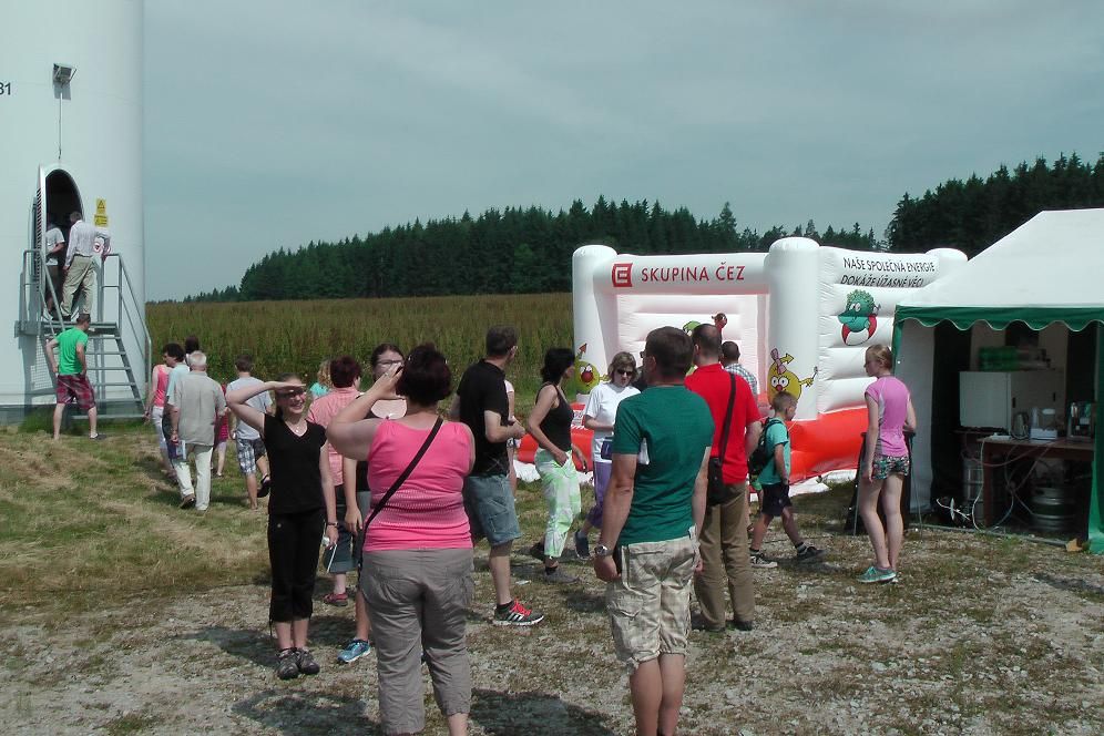 Větrné elektrárny u Věžnice oblehly stovky návštěvníků