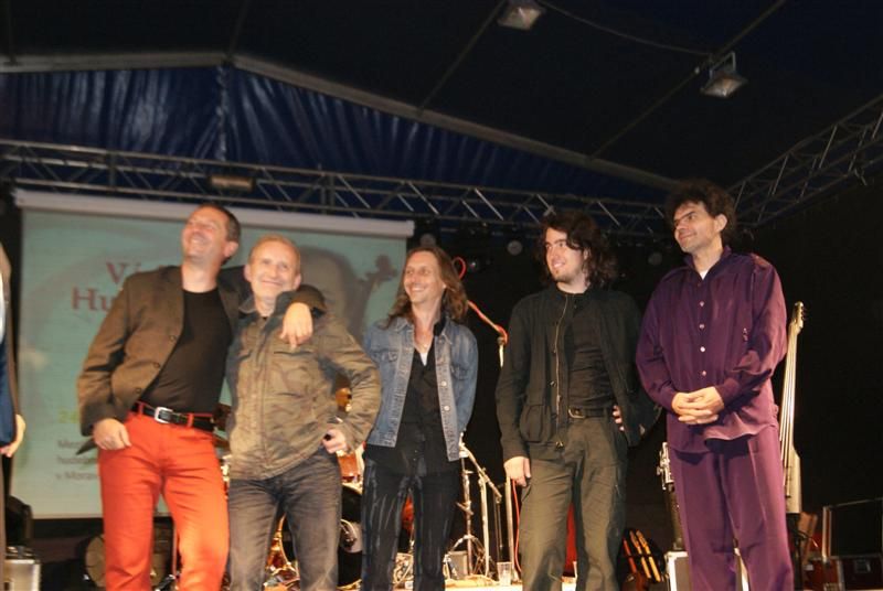 /uws_images/firmy/083199/clanky/vic-nez-tisicovka-divaku-tleskala-cechomoru-a-festivalu-vaclava-hudecka/000003_h.jpg