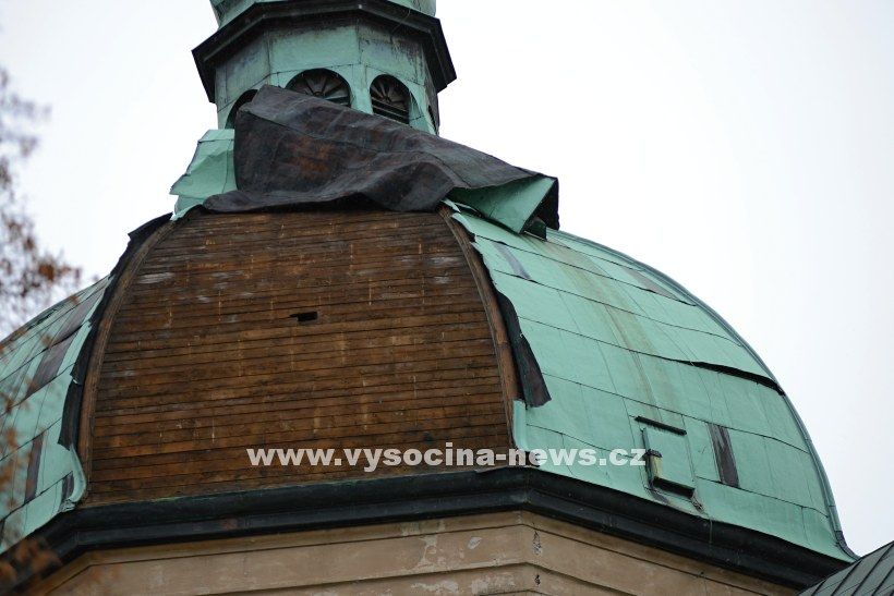 Vítr poškodil krytinu na střeše kostela v Brodě