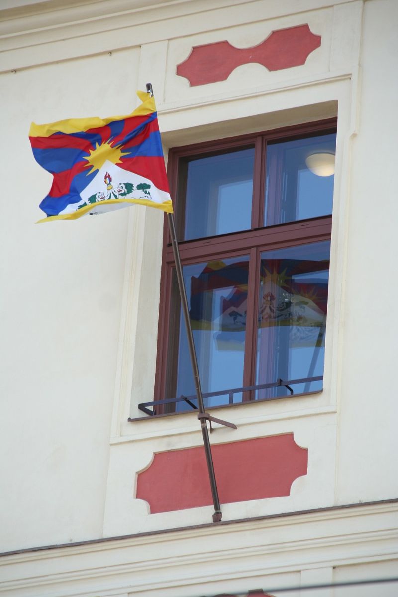 Vlajka Tibetu na jihlavské radnici, ale na dalších místech Vysočiny