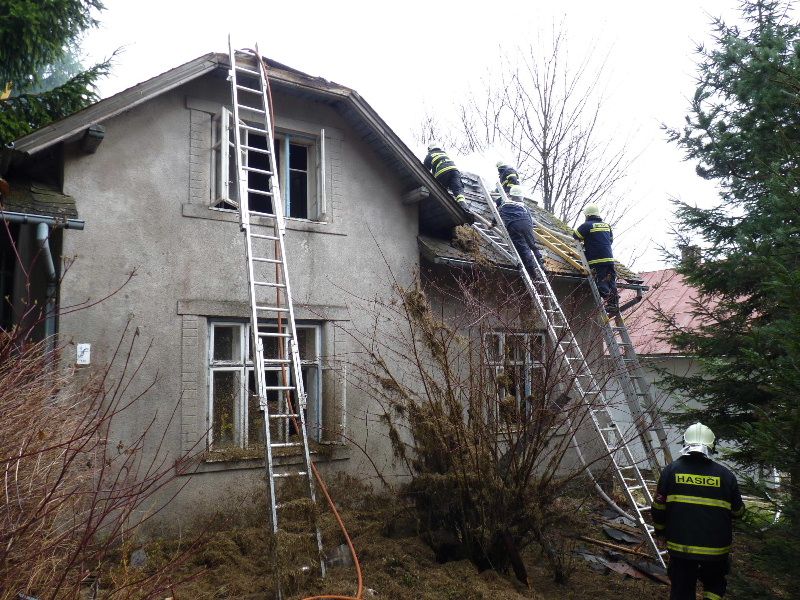 Vyhořelý neobydlený dům ve Svratce ukrýval tělo muže