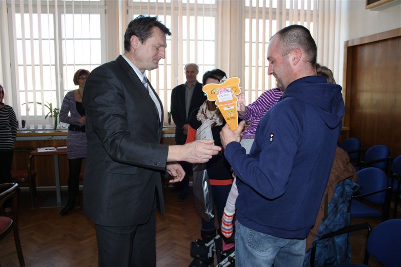 obrázek: Výtěžek charitativní sbírky předali v Jaroměřicích