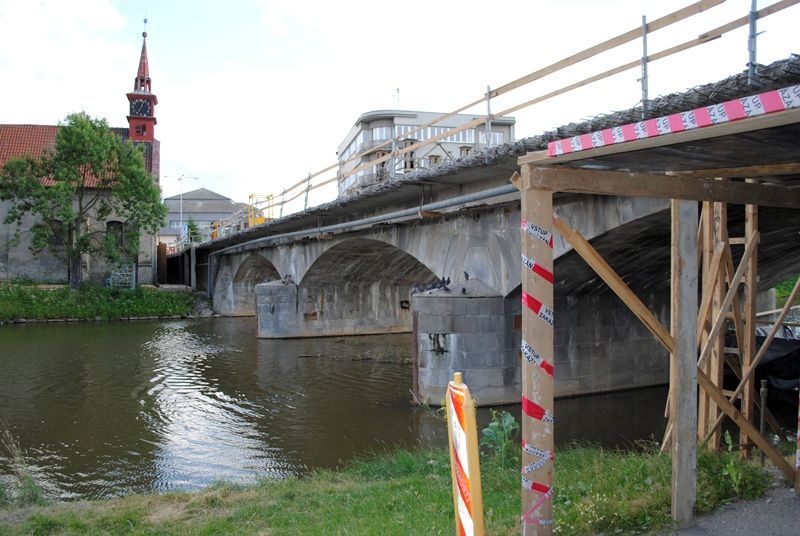 Z mostu v Brodě zmizel chodník