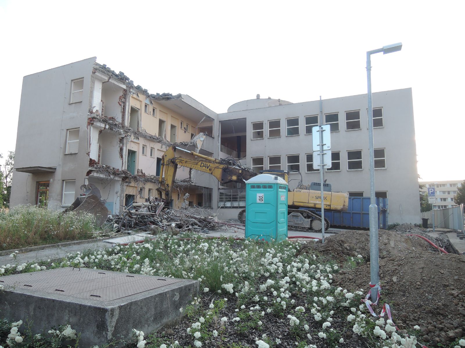 obrázek: Začala demolice pavilonu jihlavské nemocnice. Neměl využití