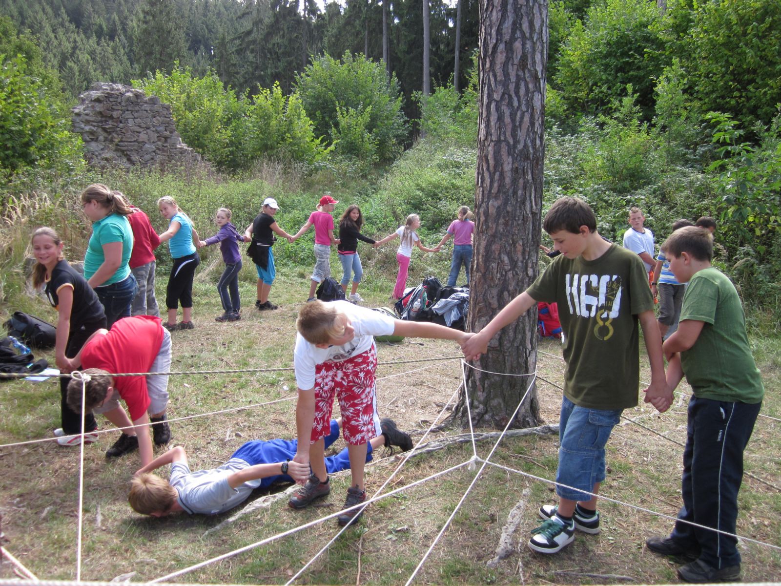 Žáci šestých tříd se vydali Po dračí stopě