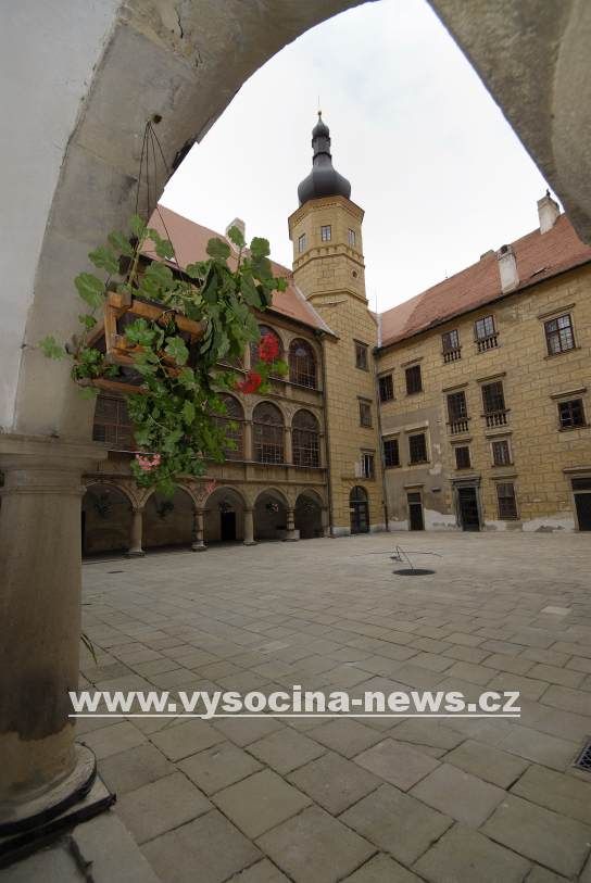 Zámek v Náměšti nad Oslavou plný květin