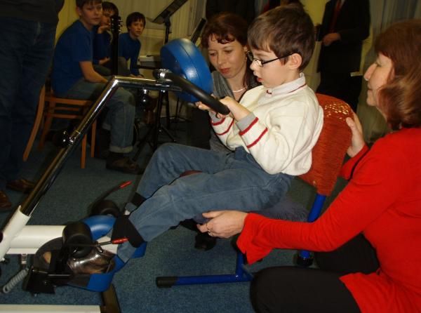 Žďárské Speciálně pedagogické centrum má nový rehabilitační přístroj