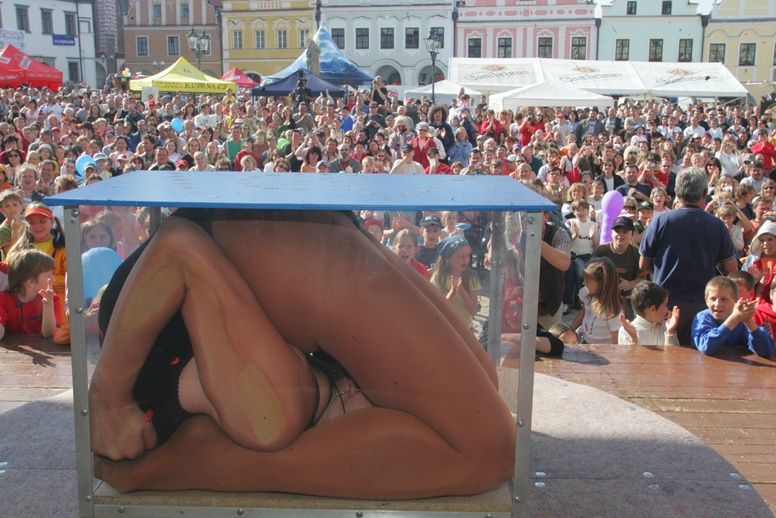 obrázek: Žena v akváriu plném vody v Pelhřimově